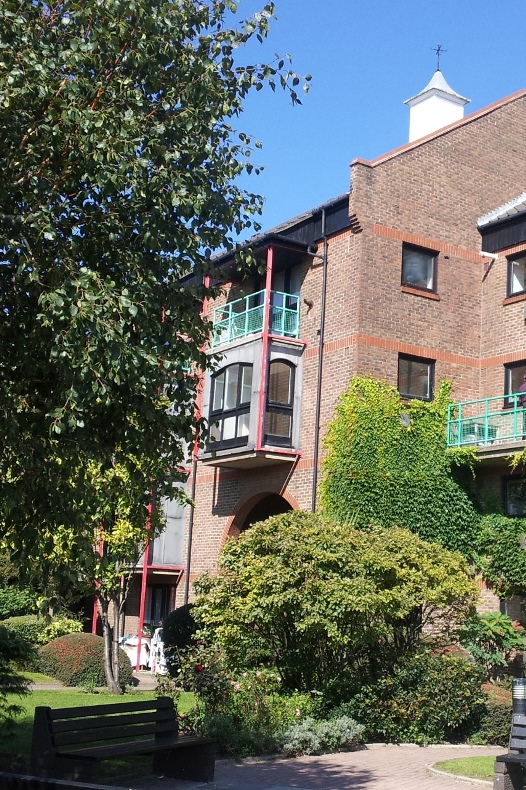 Flats with garden and a bench